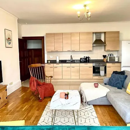 3 Bedroom Victorian In With Parking Appartement