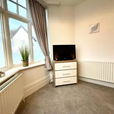 3 Bedroom Victorian In With Parking *