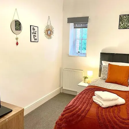 3 Bedroom Victorian In With Parking