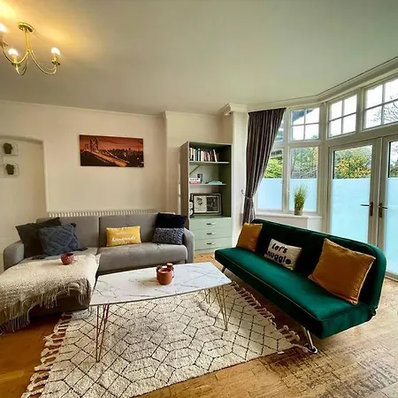 3 Bedroom Victorian In With Parking Appartement