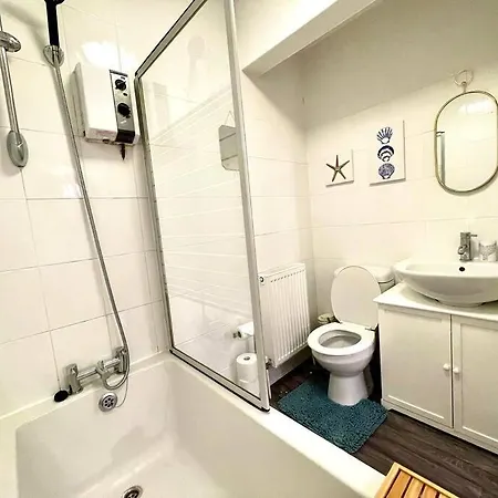 3 Bedroom Victorian In With Parking *