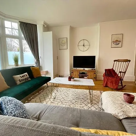 3 Bedroom Victorian In With Parking *