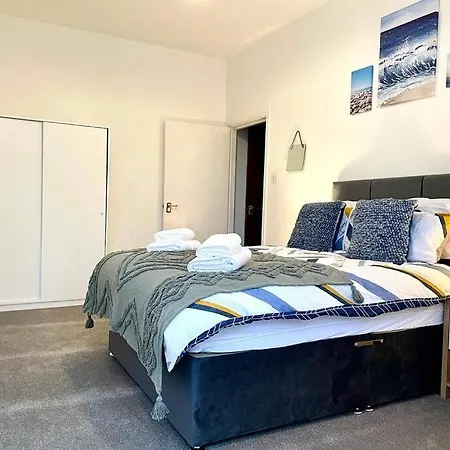 3 Bedroom Victorian In With Parking *