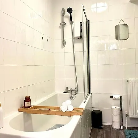3 Bedroom Victorian In With Parking Appartement