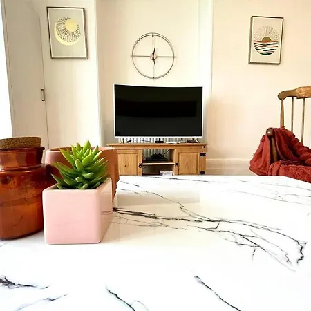 3 Bedroom Victorian In With Parking Apartmán