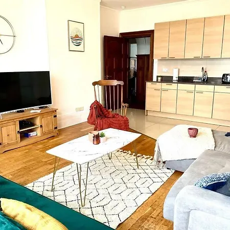 3 Bedroom Victorian In With Parking Appartement *