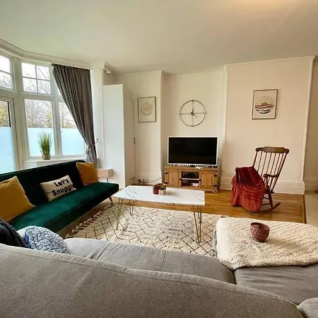 3 Bedroom Victorian In With Parking Apartmán