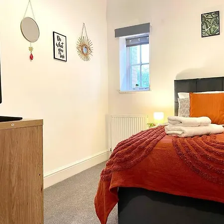 3 Bedroom Victorian In With Parking
