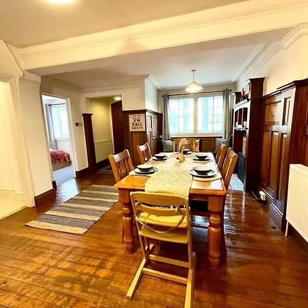 3 Bedroom Victorian In With Parking Appartement