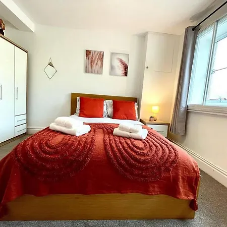 3 Bedroom Victorian In With Parking *