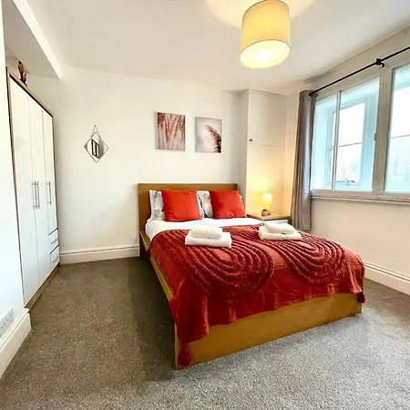 3 Bedroom Victorian In With Parking דירה *