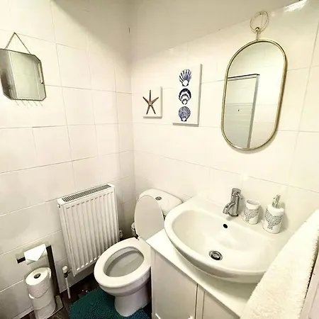 3 Bedroom Victorian In With Parking *