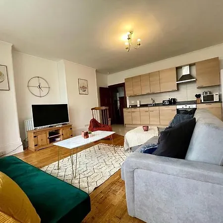 דירה 3 Bedroom Victorian In With Parking *