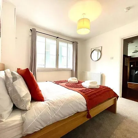 3 Bedroom Victorian In With Parking * סיסקייל