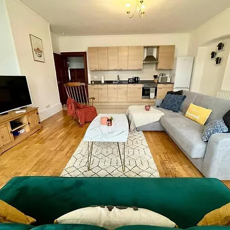3 Bedroom Victorian In With Parking *